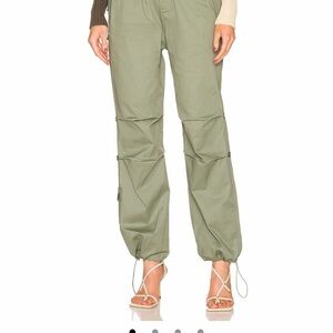 Guizio Women's Utility Cargo Pant in Sage Green in size Small